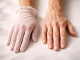L&rsquo;impact du gant de nuit pour les mains sur le vieillissement cutané